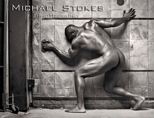 Fotógrafo Michael Stokes clica homens nus e gatos em Exhibition