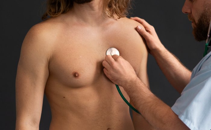 Homem denuncia médico por massagem na bunda durante consulta