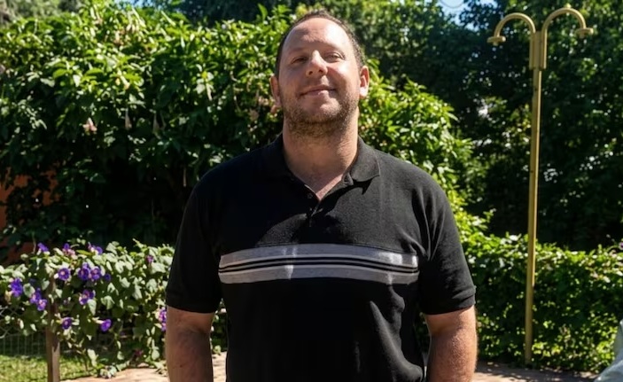 Homem recusa liberdade para ficar com namorado que conheceu na prisão