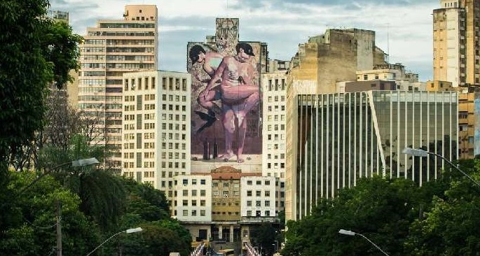 Síndica pede que casal gay não demonstre afeto em público