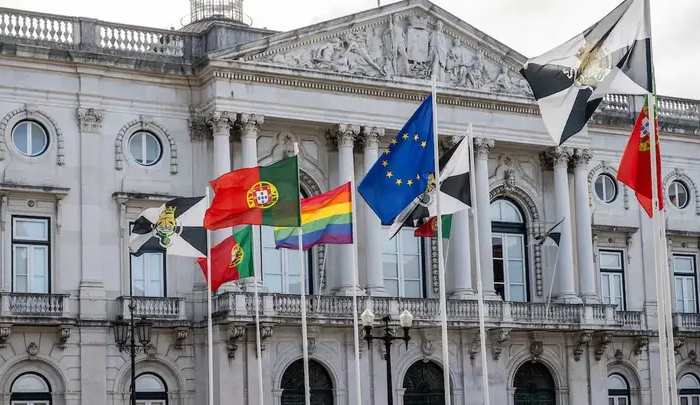 Presidente veta proposta que barra bandeira LGBT em prédio público