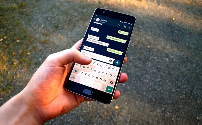 Mulher é condenada após atacar gay em grupo de WhatsApp