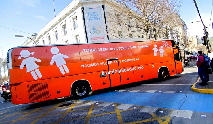 Ônibus da liberdade (ou ônibus do ódio) roda as ruas de Santiago e Valparaíso, no Chile, contra LGBT