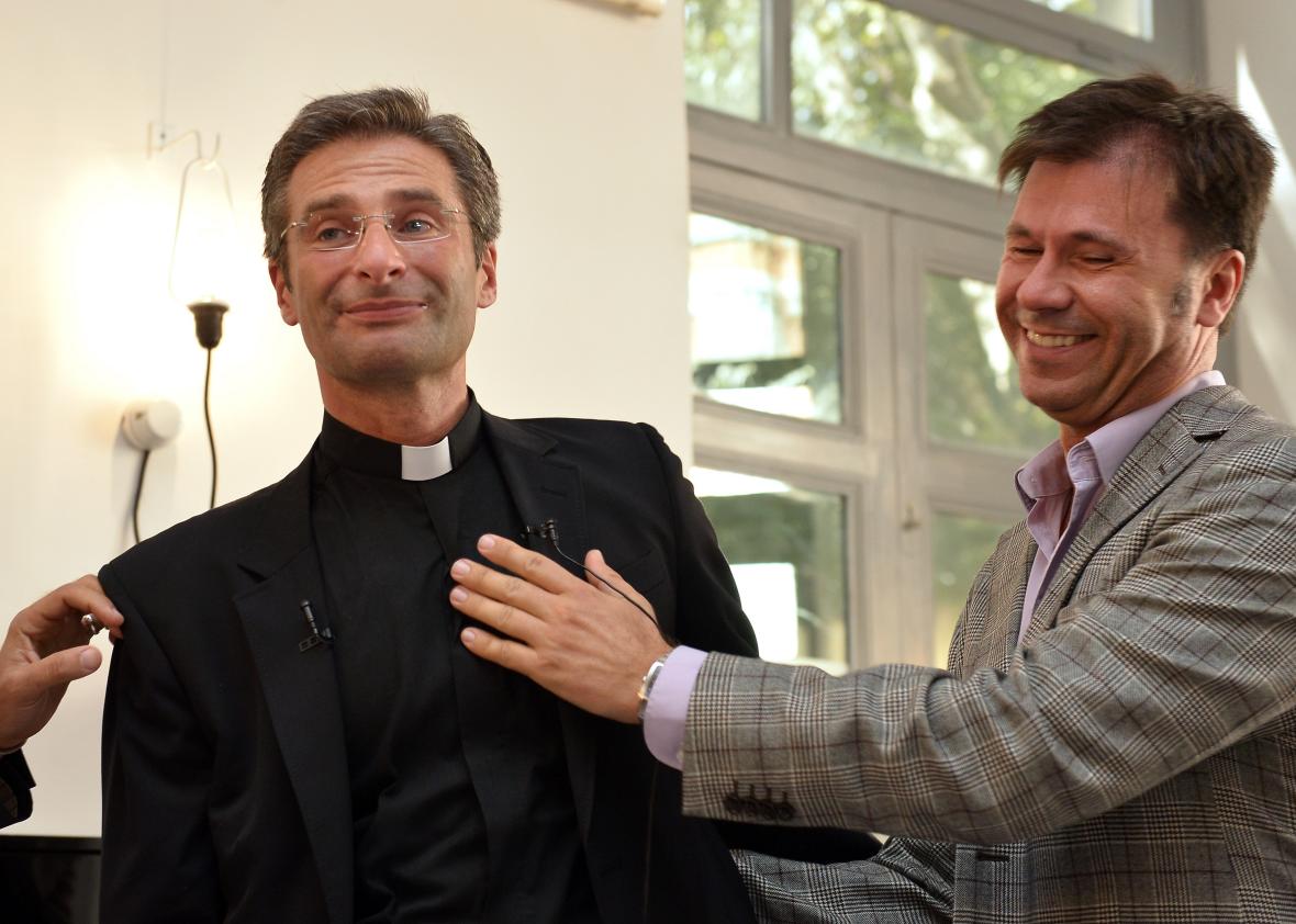 O padre polonês que se declarou gay e foi demitido pelo Vaticano