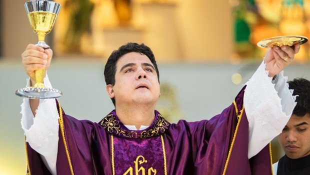 Padre Robson seria bissexual e teria sido chantageado por causa de caso gay