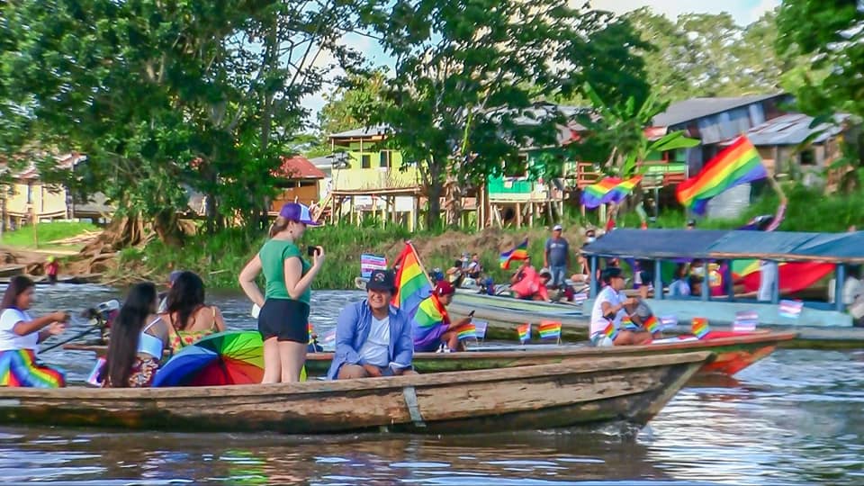 Parada LGBT de Iquitos, no Peru, é realizada sob as águas
