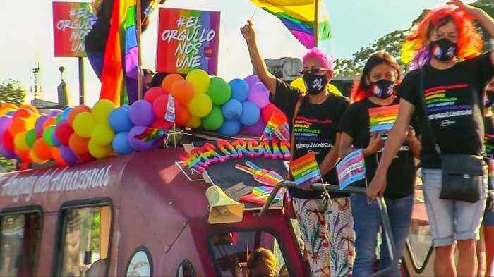 Parada LGBT de Iquitos, no Peru, é realizada sob as águas