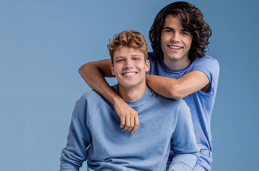 Casal gay em anúncio inclusivo do Leite de Rosas