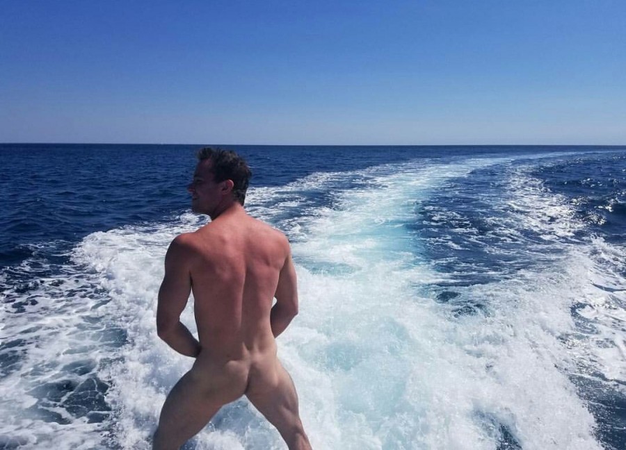 Ryan Kelley, de Teen Wolf, mostra a bunda em foto no Instagram