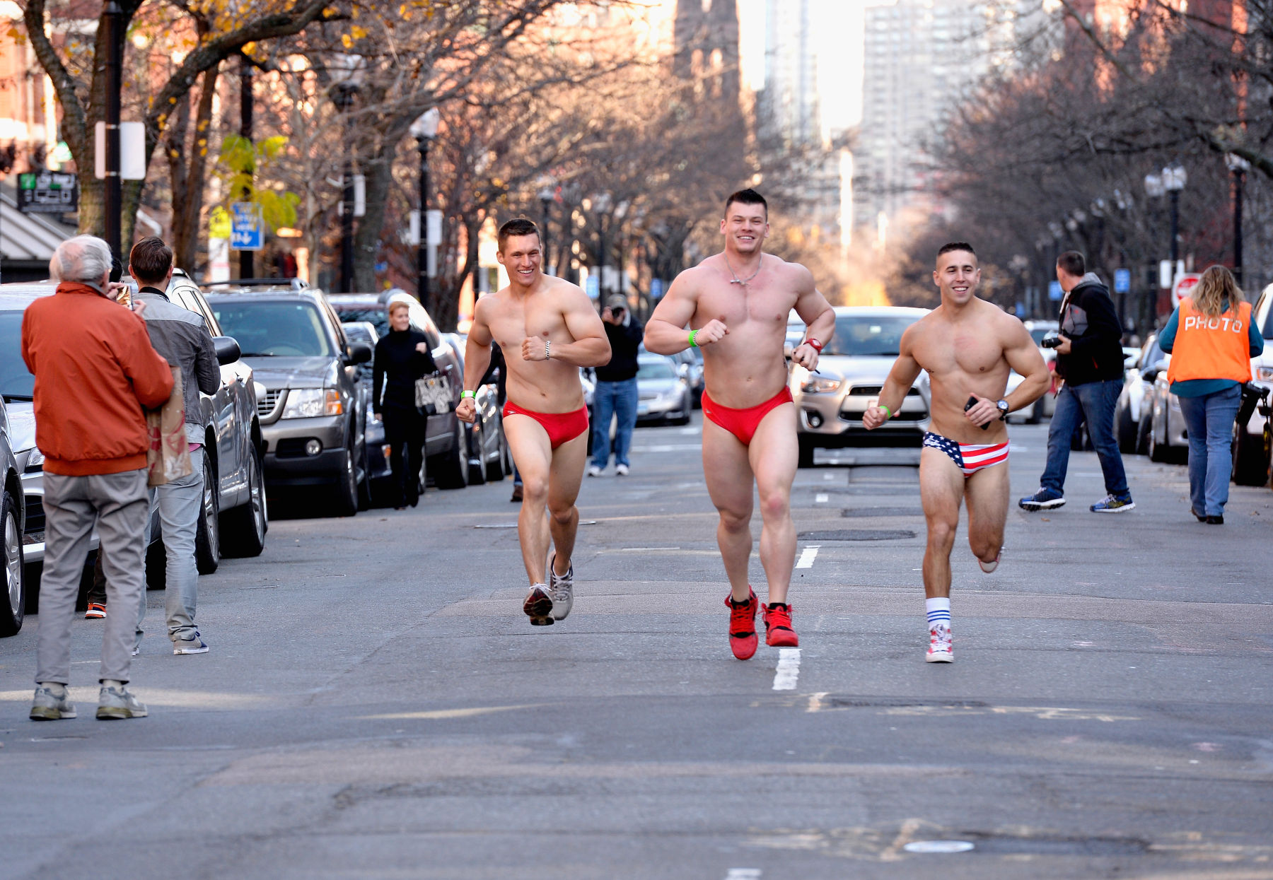 Speedo Run Santa: malhados e gostosos correm pelas ruas de Boston só de sunga