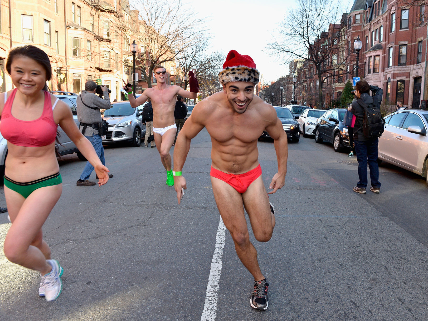 Speedo Run Santa: malhados e gostosos correm pelas ruas de Boston só de sunga