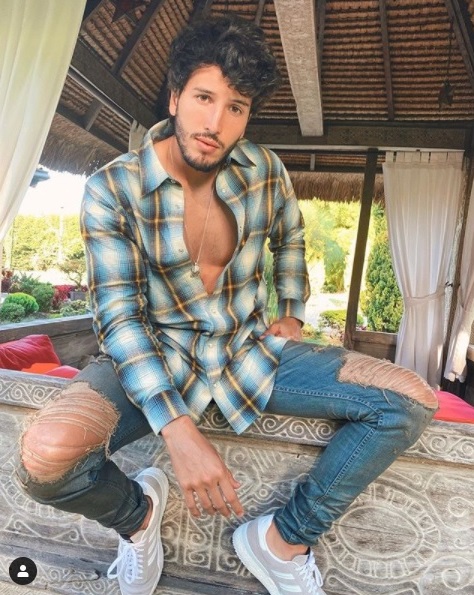 12 imagens fotos do cantor colombiano Sebastian Yatra: gato e sarado