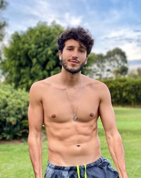 12 imagens fotos do cantor colombiano Sebastian Yatra: gato e sarado