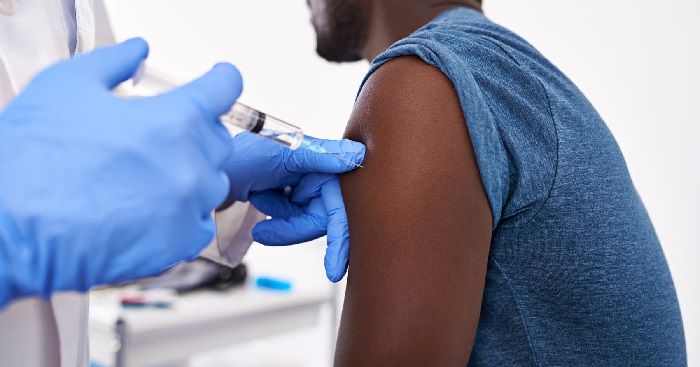 Vacina: terceira dose contra covid foi aprovada em soropositivos 