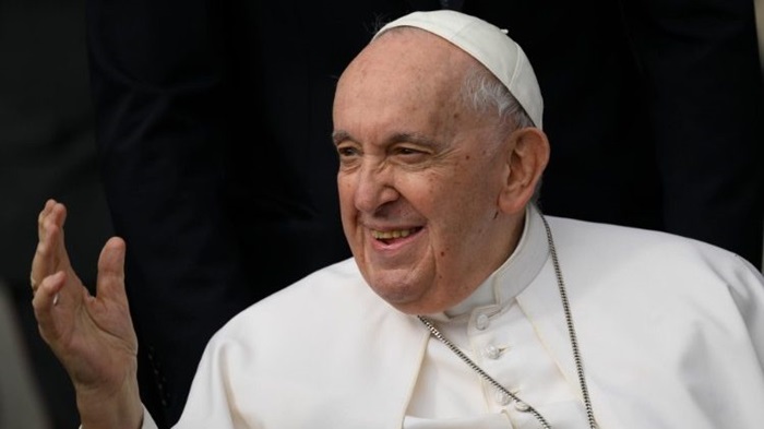 Vaticano autoriza bênção a casais gays