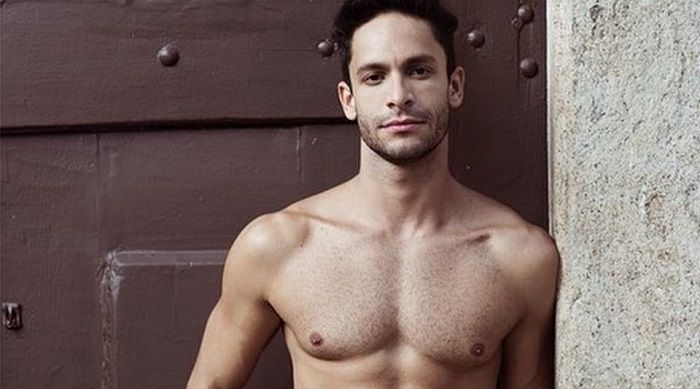 Ator Rainer Cadete publica foto pelado: 'E o calor carioca?'