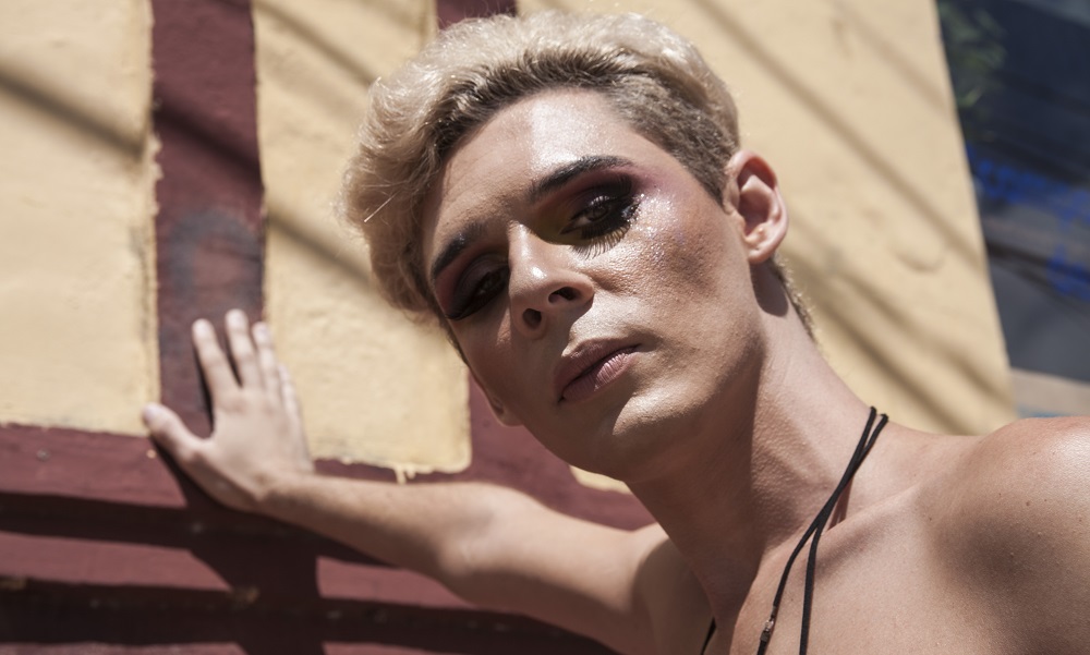 Silvino lança 'Atrito', música sobre o amor entre 'bichas' afeminadas