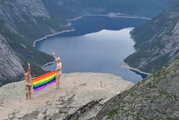 Casal gay brasileiro fica nu e estende bandeira LGBT na Noruega