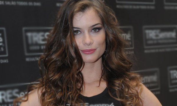 'Se escolher brincar de boneca, ok', diz Alinne Mores sobre filho