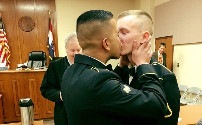 Beijo em casamento de militares gays se torna viral