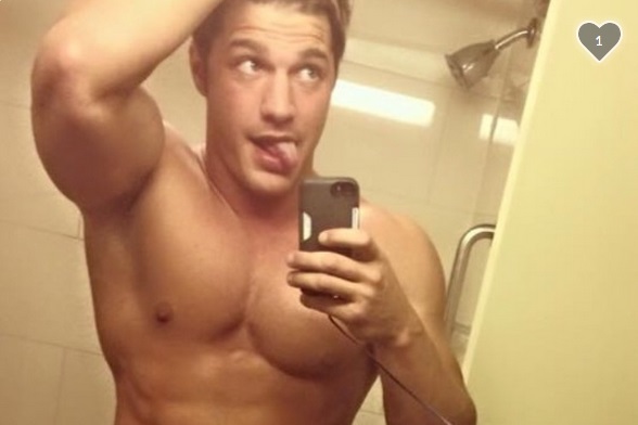 Ator pornô gay faz vaquinha na internet para mudar de cidade