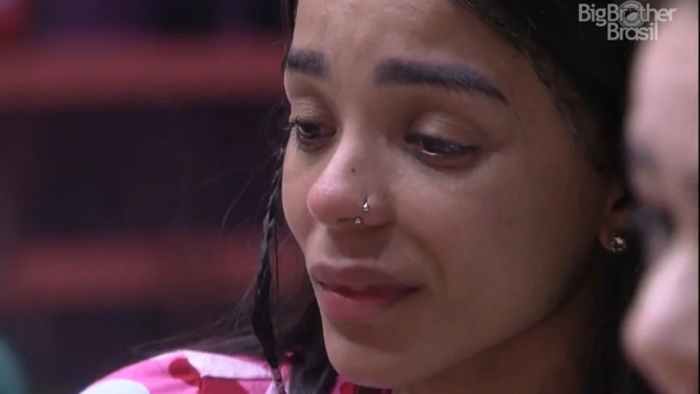 Brunna chora após dizerem que ela tratou Linn no masculino