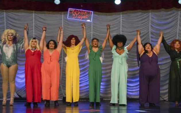 Depois de acusar censura, coletivo drag se apresenta em festival