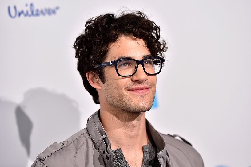 Darren Criss volta a viver gay na TV como assassino de Gianni Versace