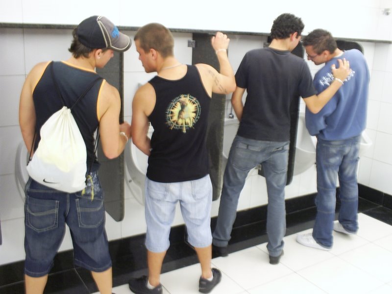 Homens são pegos transando em banheiro de shopping e vão presos