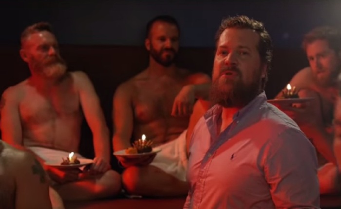 Sauna gay é cenário do novo clipe de John Grant