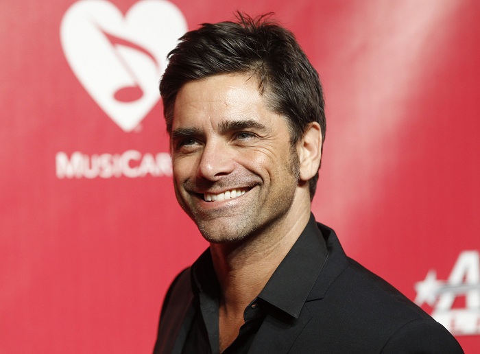 Aos 52 anos, ator John Stamos posa nu para a Paper Magazine
