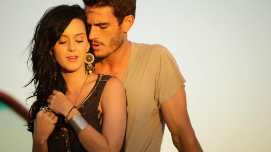Ator de clipe de Katy Perry acusa cantora de assédio