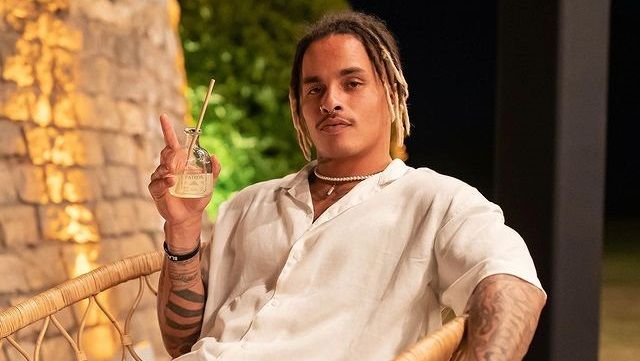 Jogador Kenny Stills divulga foto pelado na piscina
