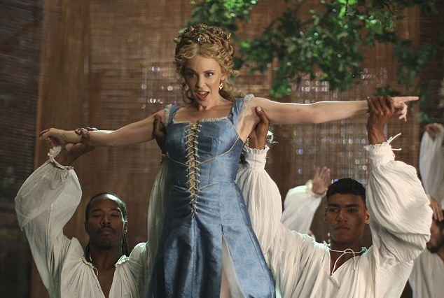 Kylie Minogue é atração de bar gay na série 'Galavant'