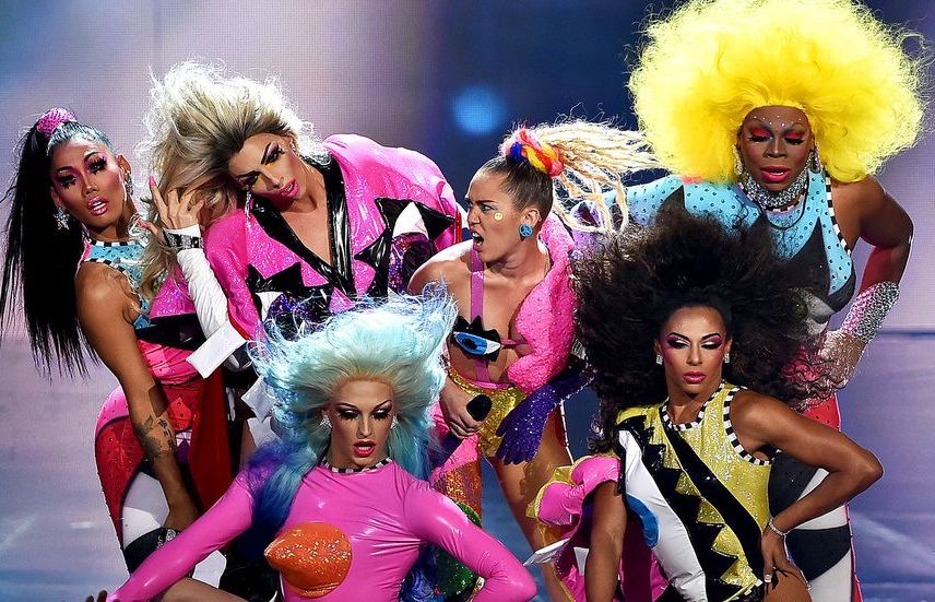 Com 30 drag queens, Miley Cyrus mostra nova música no VMA 2015 