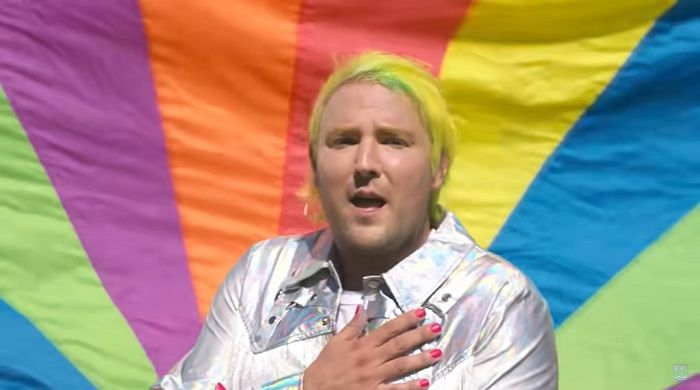 Morgxn satiriza chá de revelação de sexo em novo clipe