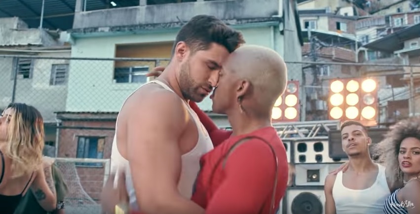 Nego do Borel dá beijo em modelo gato no clipe 'Me Solta'