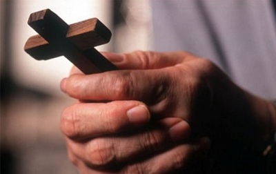 Padre é preso após sair com menores que conheceu no Grindr