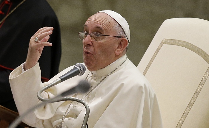 Papa Francisco não elogiou livro sobre famílias gays