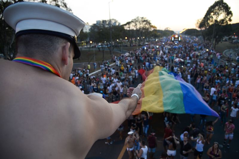 Parada LGBTS de Brasília tem mais público que desfile militar