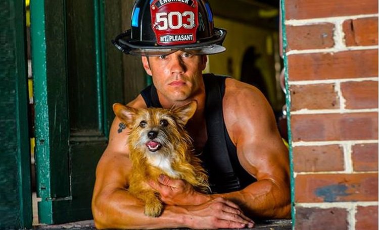 Calendário mostra bombeiros sarados resgatando cães e gatos
