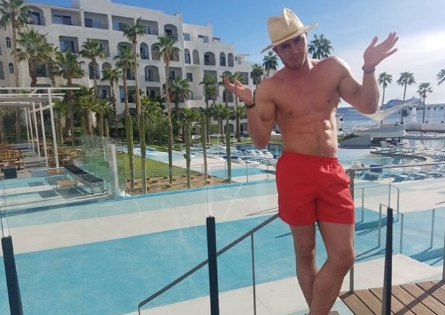Astro de 'Teen Wolf', Ryan Kelley aparece pelado no mar
