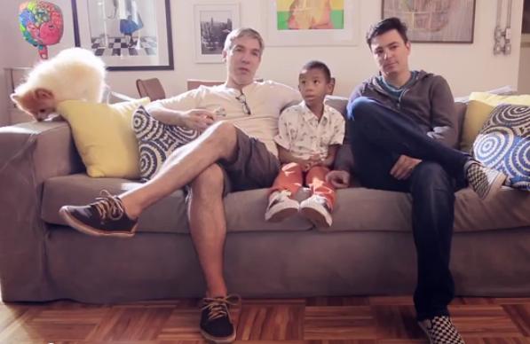 Gol coloca casal gay em campanha do Dia das Mães