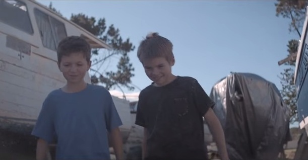 Cantor gay Troye Sivan lança clipe sobre amor de dois meninos 