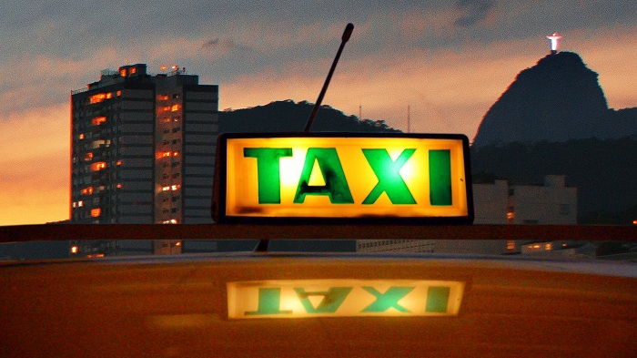 Cabeça no ombro faz taxista do Rio expulsar casal gay do carro 
