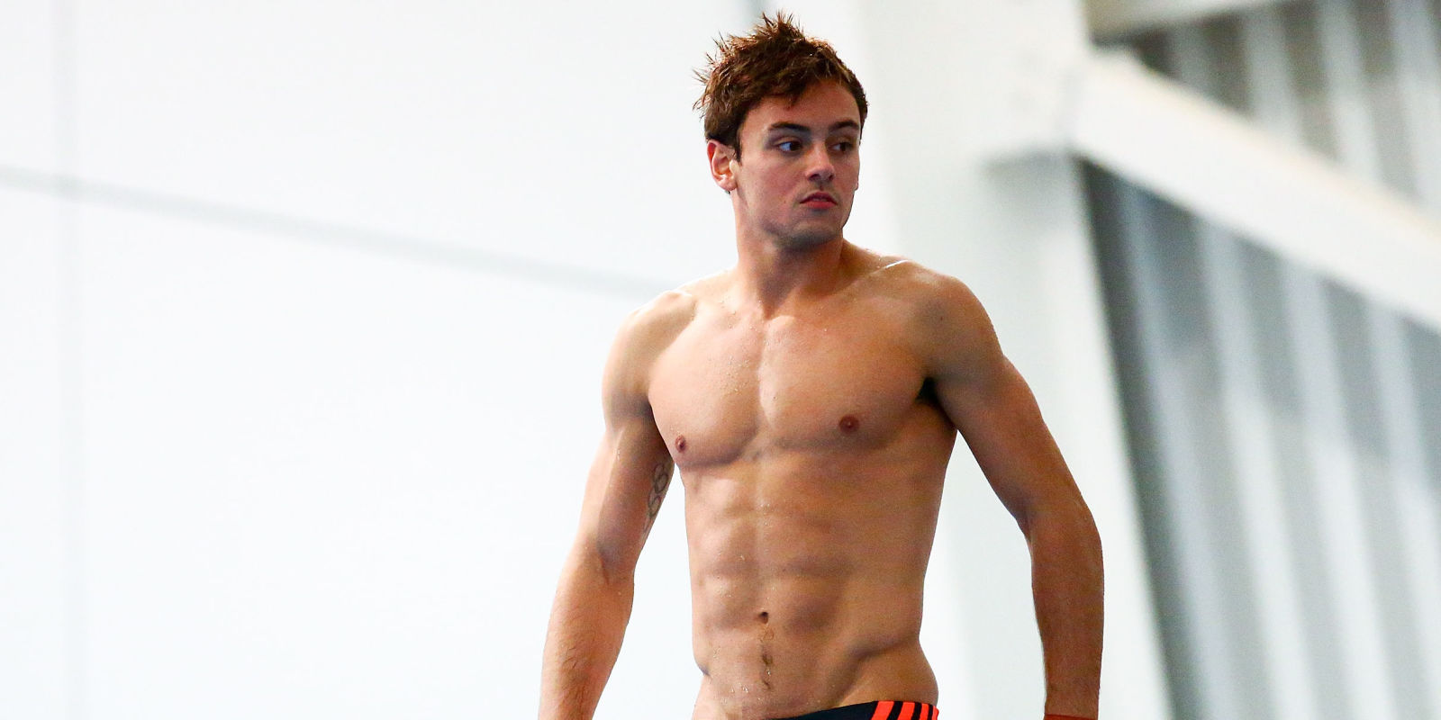 Com argumentação confusa, Tom Daley afirma não ser 100% gay