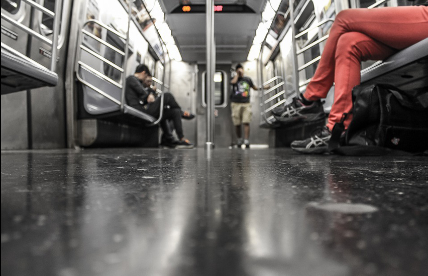 Homem trans é esfaqueado no metrô por mulher racista