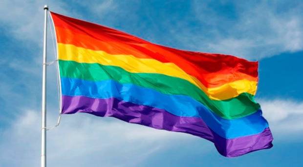 EUA proíbe embaixada no Brasil de hastear bandeira LGBT