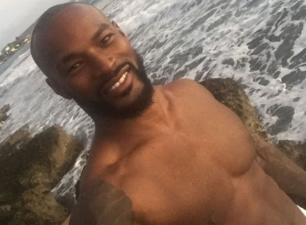Tyson Beckford posta fotos pelado no Instagram