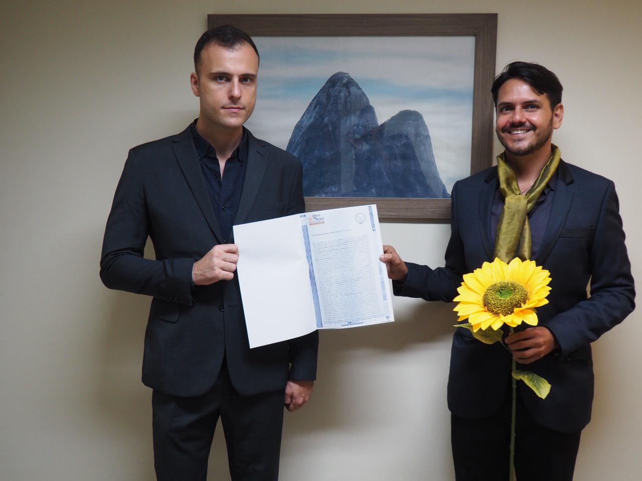 Justiça passa a aceitar união on-line. Casal gay foi o primeiro